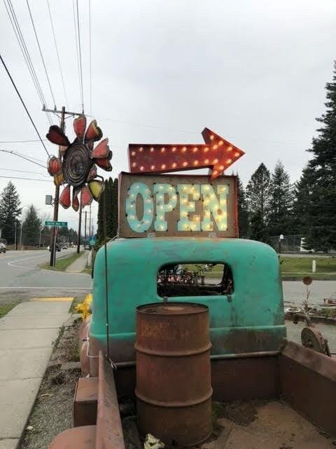 Custom metal open marquee sign with arrow – lighted business sign